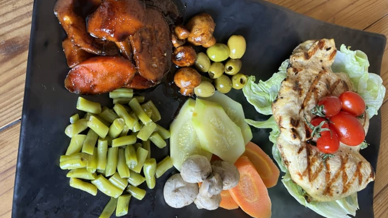 سینه گریل با سبزیجات